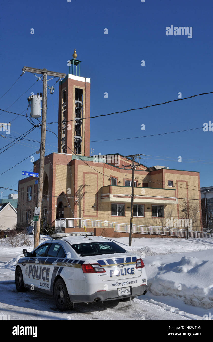 Gatineau, Canada. 29 janvier, 2017. Une patrouille de la police de Gatineau est stationné à l'extérieur de l'Outaouais Centre islamique sur la rue Lois lundi matin. Police des deux côtés de la rivière, six personnes ont été tuées et huit autres ont été blessés dans une fusillade dans une mosquée pendant la prière EL AISHA le 29 janvier. Deux suspects ont été placés en garde à vue. Crédit photo : KADRI Mohamed : imagespic/Alamy Live News Banque D'Images
