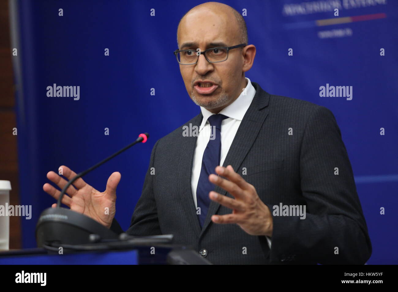 Bucarest, Roumanie. Jan 30, 2017. Harlem Désir, Secrétaire d'Etat français aux affaires européennes, s'exprime lors d'une conférence de presse. Crédit : Gabriel Petrescu/Alamy Live News Banque D'Images