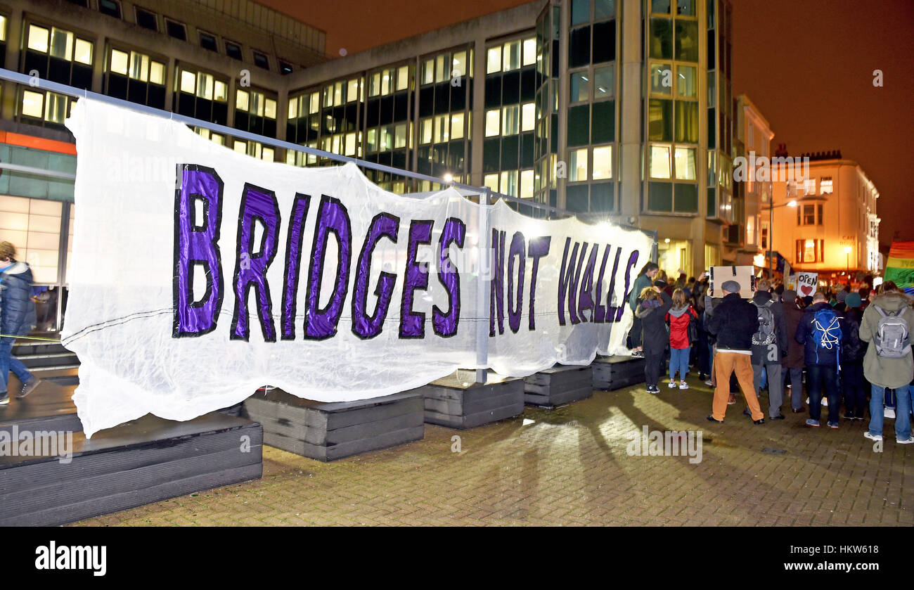 Brighton, UK. Jan 30, 2017. Des milliers de personnes prennent part à une protestation dans Anti-Trump ce soir Brighton . La protestation est contre le président américain Donald Trump, d'interdire les personnes de sept pays à majorité musulmane, y compris l'Iraq, l'Iran et la Somalie à partir d'entrer aux États-Unis pour quatre-vingt-dix jours de crédit : Simon Dack/Alamy Live News Banque D'Images