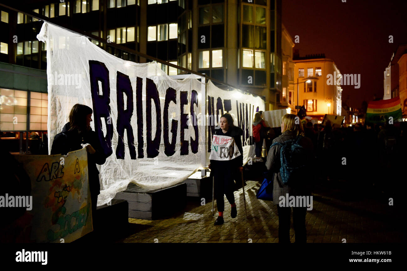 Brighton, UK. Jan 30, 2017. Des milliers de personnes prennent part à une protestation dans Anti-Trump ce soir Brighton . La protestation est contre le président américain Donald Trump, d'interdire les personnes de sept pays à majorité musulmane, y compris l'Iraq, l'Iran et la Somalie à partir d'entrer aux États-Unis pour quatre-vingt-dix jours de crédit : Simon Dack/Alamy Live News Banque D'Images