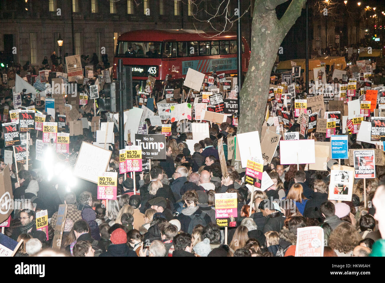 Londres, Royaume-Uni. Jan 30, 2017. Des milliers de manifestants remplir Whitehall Londres pour protester contre l'interdiction de voyager imposée par musulmanes nouvellement inauguré Président Donald Trump Crédit : amer ghazzal/Alamy Live News Banque D'Images