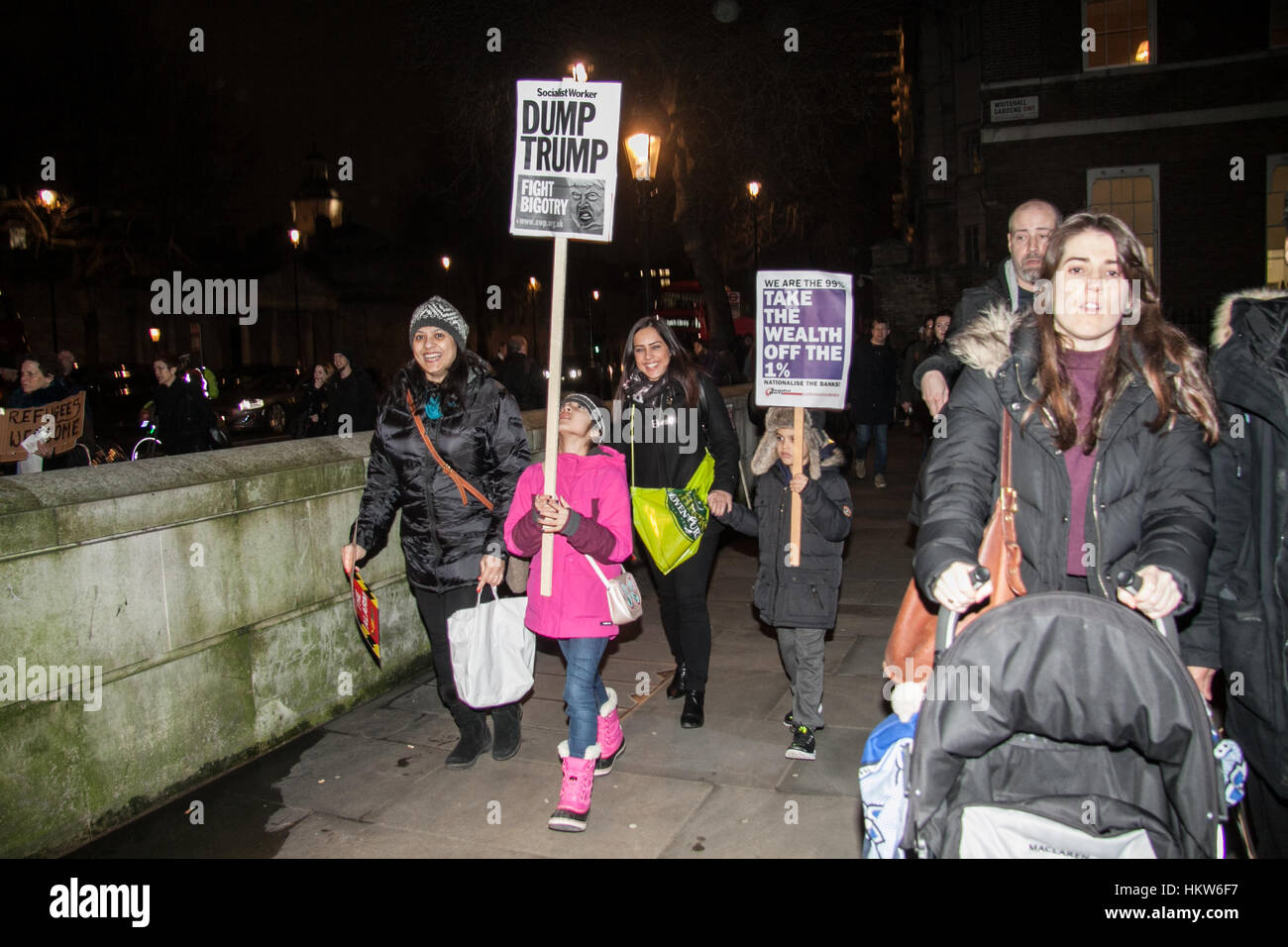 Londres, Royaume-Uni. Jan 30, 2017. Des milliers de manifestants se sont réunis à l'extérieur de Downing Street pour protester contre l'interdiction de voyager imposée par des musulmans Le président Donald Trump Crédit : amer ghazzal/Alamy Live News Banque D'Images