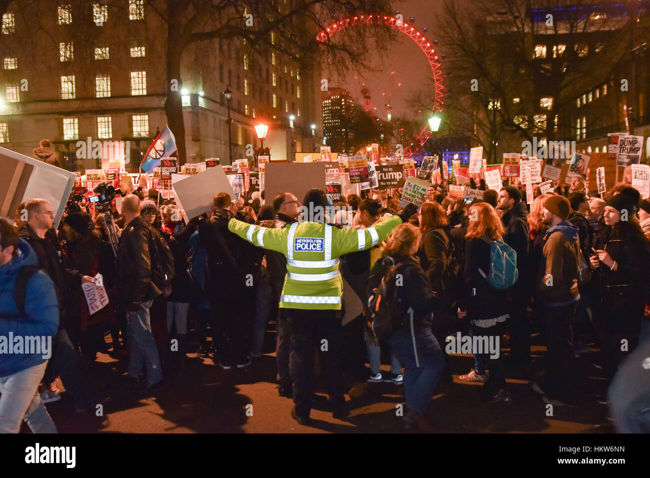 Whitehall, Londres, Royaume-Uni. 30 janvier 2017. 'Urgence' de démonstration par des manifestants sur Whitehall contre le Président Donald Trump's ban sur les Musulmans. Crédit : Matthieu Chattle/Alamy Live News Banque D'Images