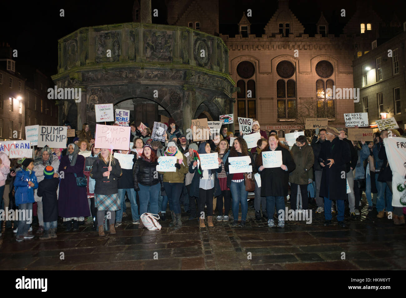 Aberdeen, Royaume-Uni. 30 janvier, 2017. Anti-Trump protester contre l'interdiction de voyager attire des centaines de personnes dans le centre de Aberdeen, Ecosse. Crédit : Paul Glendell/Alamy Live News Banque D'Images