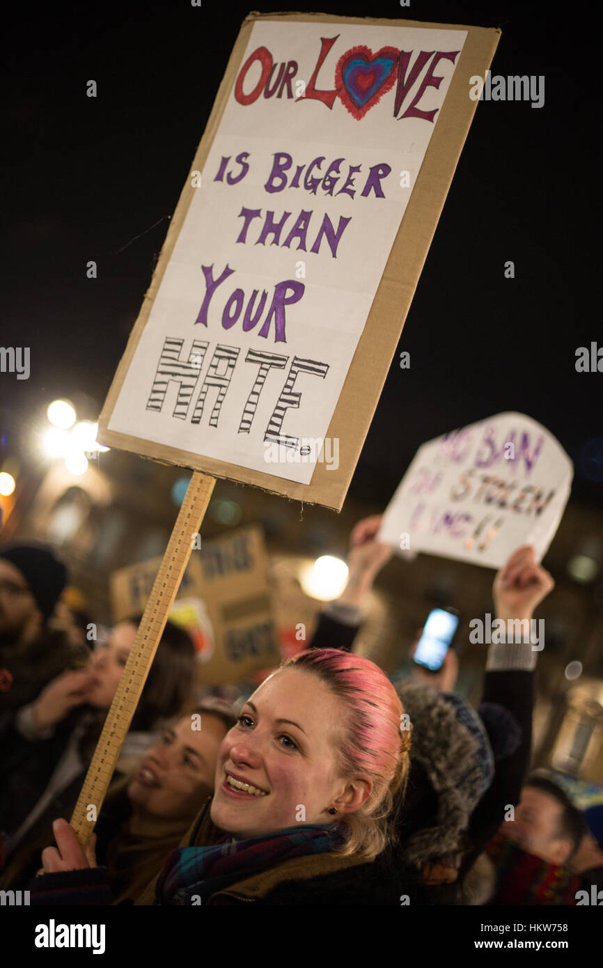 Glasgow, Royaume-Uni. Jan 30, 2017. Protestation contre les politiques et présidence de Donald Trump, président des États-Unis d'Amérique, à George Square, Glasgow, Ecosse, le 30 janvier 2017. Crédit : Jeremy sutton-hibbert/Alamy Live News Banque D'Images