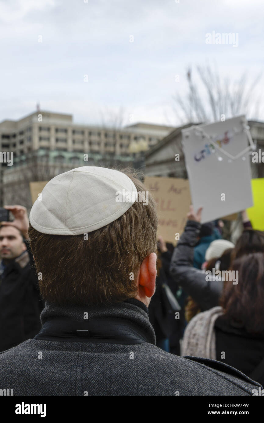 Washington, USA. 29 janvier, 2017. Les manifestants se rassemblent à l'extérieur de la Maison Blanche et les rues autour pendant la manifestation à Washington, D.C. les manifestants à Washington et partout dans le pays se sont réunis pour protester contre le Président Donald Trump, sauf les citoyens de pays à majorité musulmane, l'Iraq, la Syrie, l'Iran, le Soudan, la Libye, la Somalie et le Yémen de voyager aux États-Unis. Credit : Ardavan Roozbeh/ZUMA/Alamy Fil Live News Banque D'Images