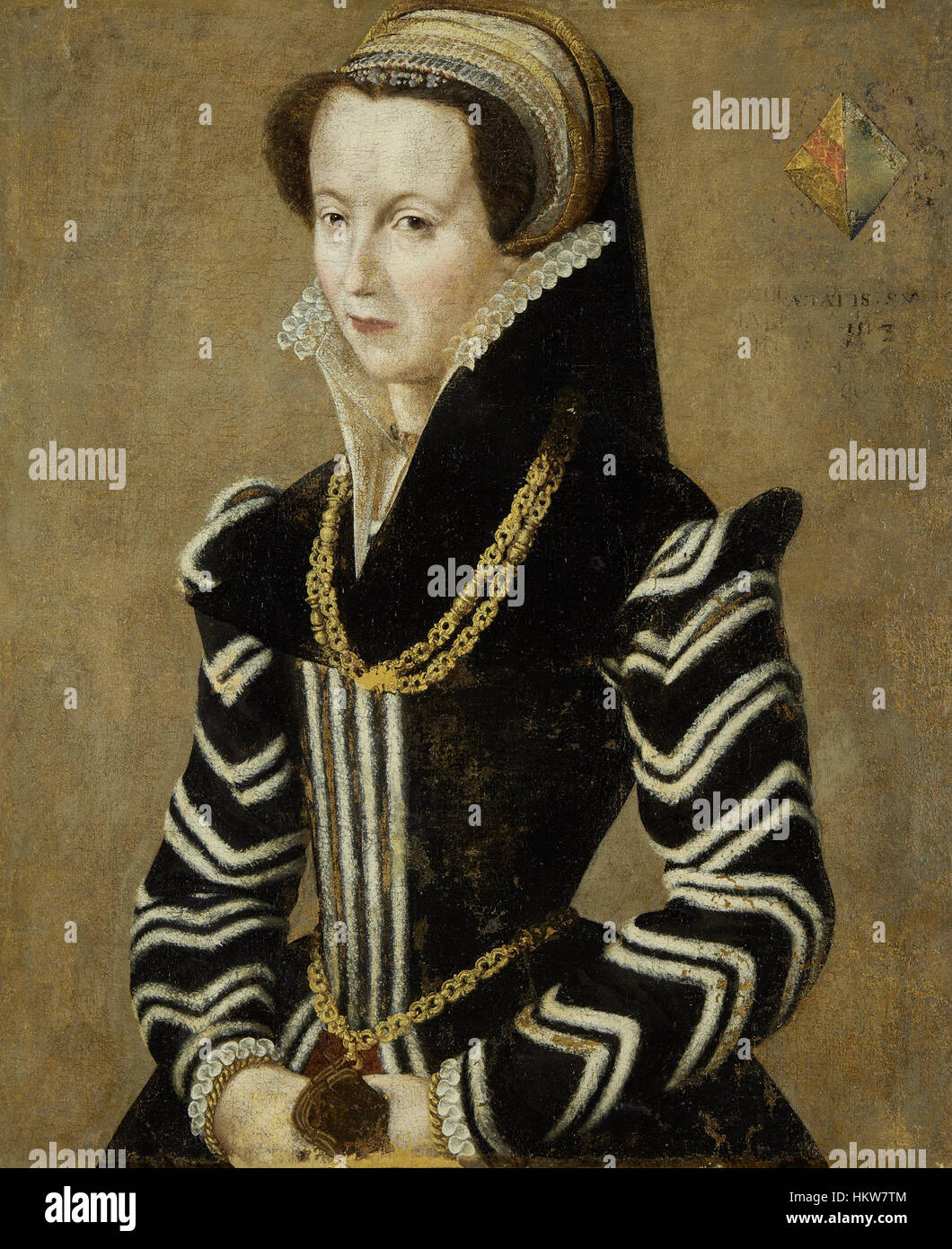 Ce portrait français du XVIe siècle représente une dame vêtue d'une robe noire et blanche, reflétant la mode de l'époque. La peinture à l'huile souligne le statut social du sujet et l'élégance de la tenue vestimentaire de l'époque. Banque D'Images
