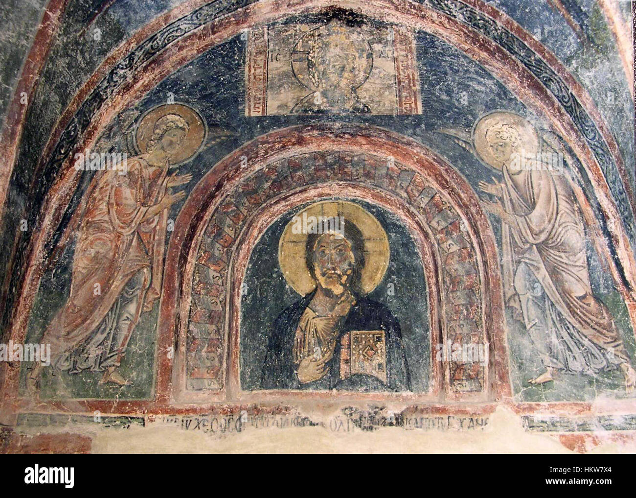 Les fresques de l'église Sophia d'Ohrid sont des exemples parfaits de l'art religieux byzantin, mettant en valeur des représentations complexes de saints et des scènes bibliques. Ces œuvres remontent au XIe siècle et mettent en valeur le patrimoine chrétien de la région. Banque D'Images