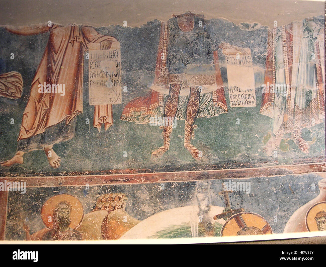 'Freska vo Sv. Georgij vo Kurbinovo 081' est une fresque remarquable représentant Saint Georges, créée au XIe siècle. Située dans l'église Kurbinovo en Macédoine du Nord, cette œuvre d'art est reconnue pour son importance historique et son iconographie religieuse vibrante. Banque D'Images