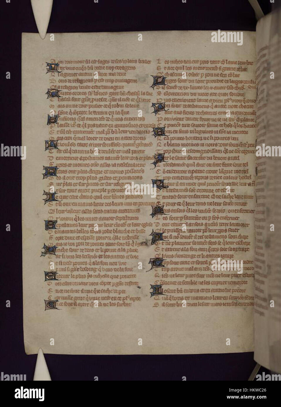 Cette page du manuscrit 'Roman de la Rose' (159v), conservé dans les bibliothèques Bodleian, présente une représentation enluminée de l'amour courtois médiéval et de la chevalerie. Le manuscrit est l'un des plus beaux exemples de littérature médiévale et d'enluminure, combinant poésie et illustrations vives. Banque D'Images