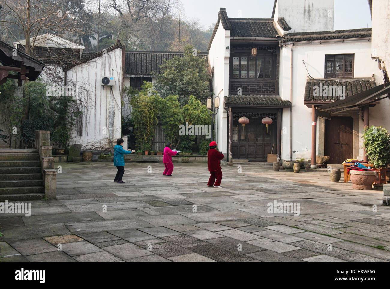 Les femmes pratiquant le tai-chi, Hangzhou, Chine Banque D'Images