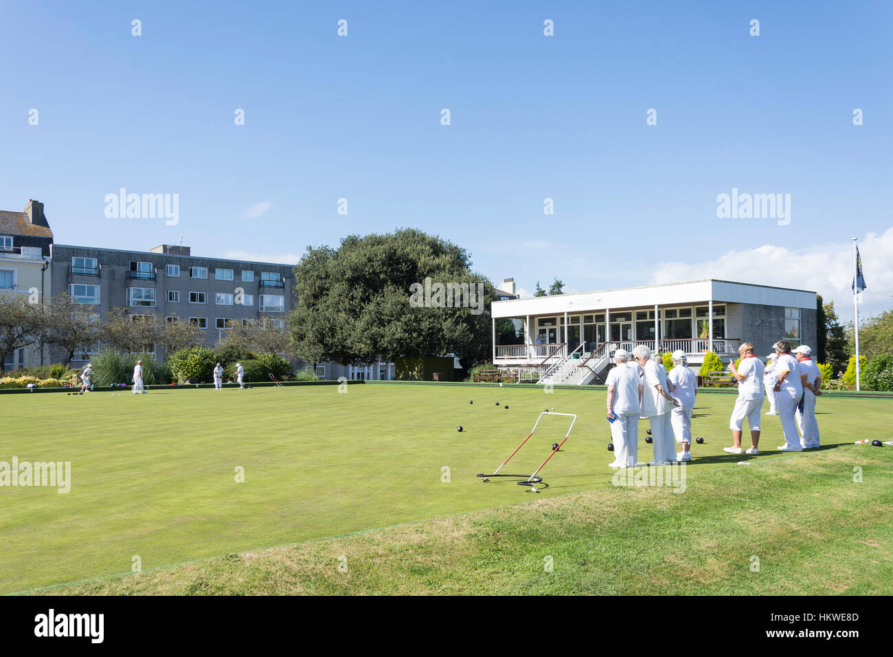 Femmes jouant au bowling Bowling Club Public Hoe, Plymouth Hoe, Plymouth, Devon, Angleterre, Royaume-Uni Banque D'Images