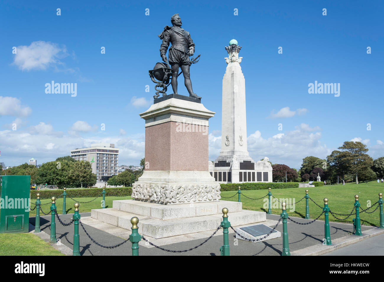 Statue de Sir Francis Drake et Royal Naval War Memorial, Plymouth Hoe, Plymouth, Devon, Angleterre, Royaume-Uni Banque D'Images