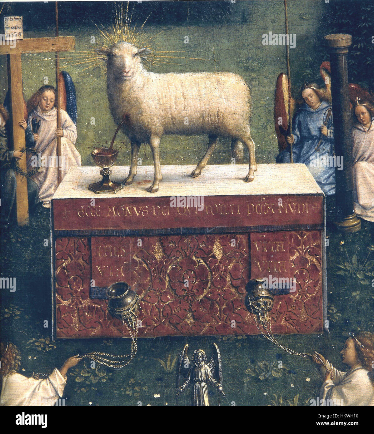 Le panneau du retable de Gand représentant l’Agneau de Dieu est l’un des éléments les plus emblématiques de la pièce, symbolisant le sacrifice du Christ et la nature divine, créée par les frères Van Eyck. Banque D'Images