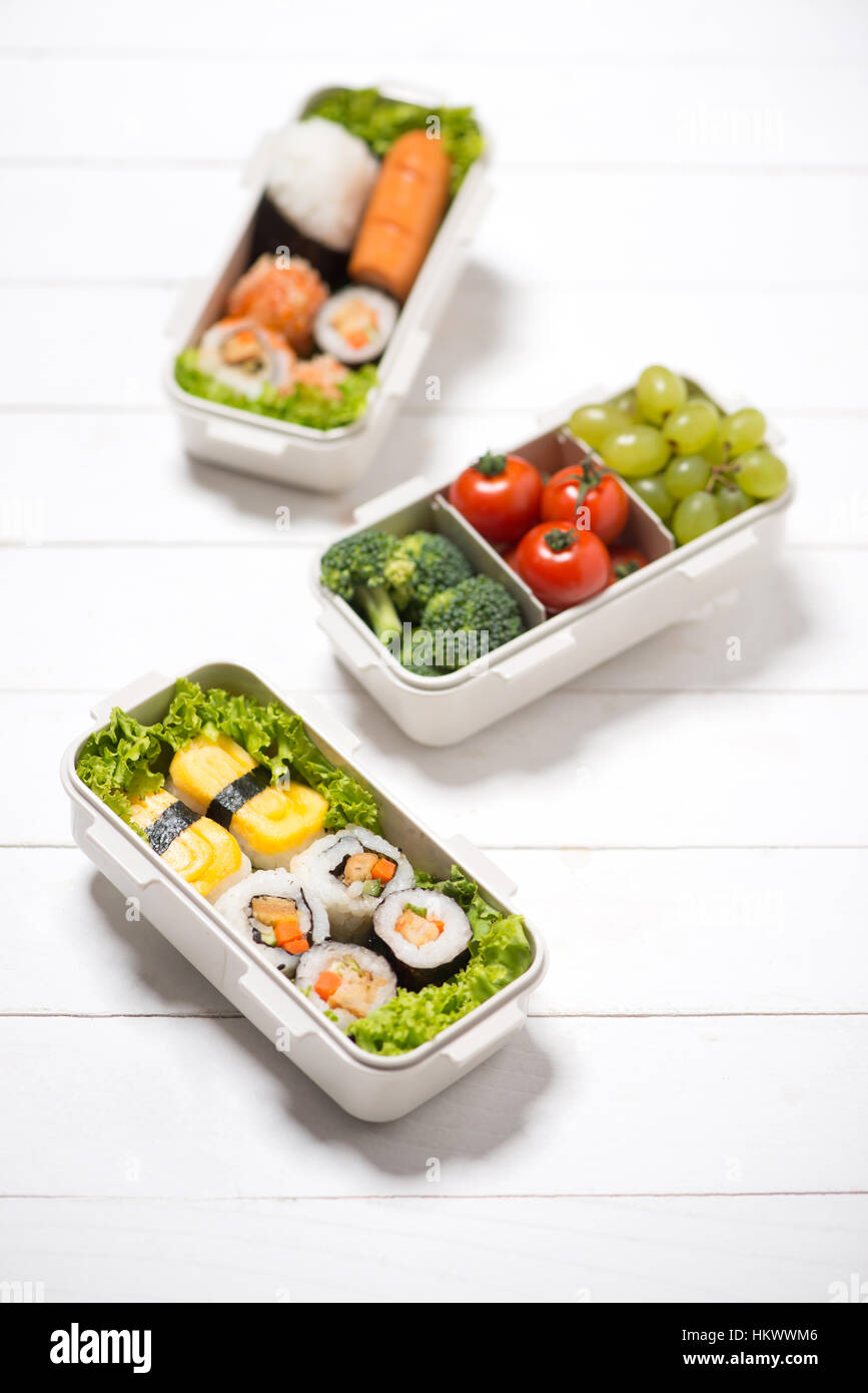 Bento box avec différents aliments, fruits et légumes frais Banque D'Images