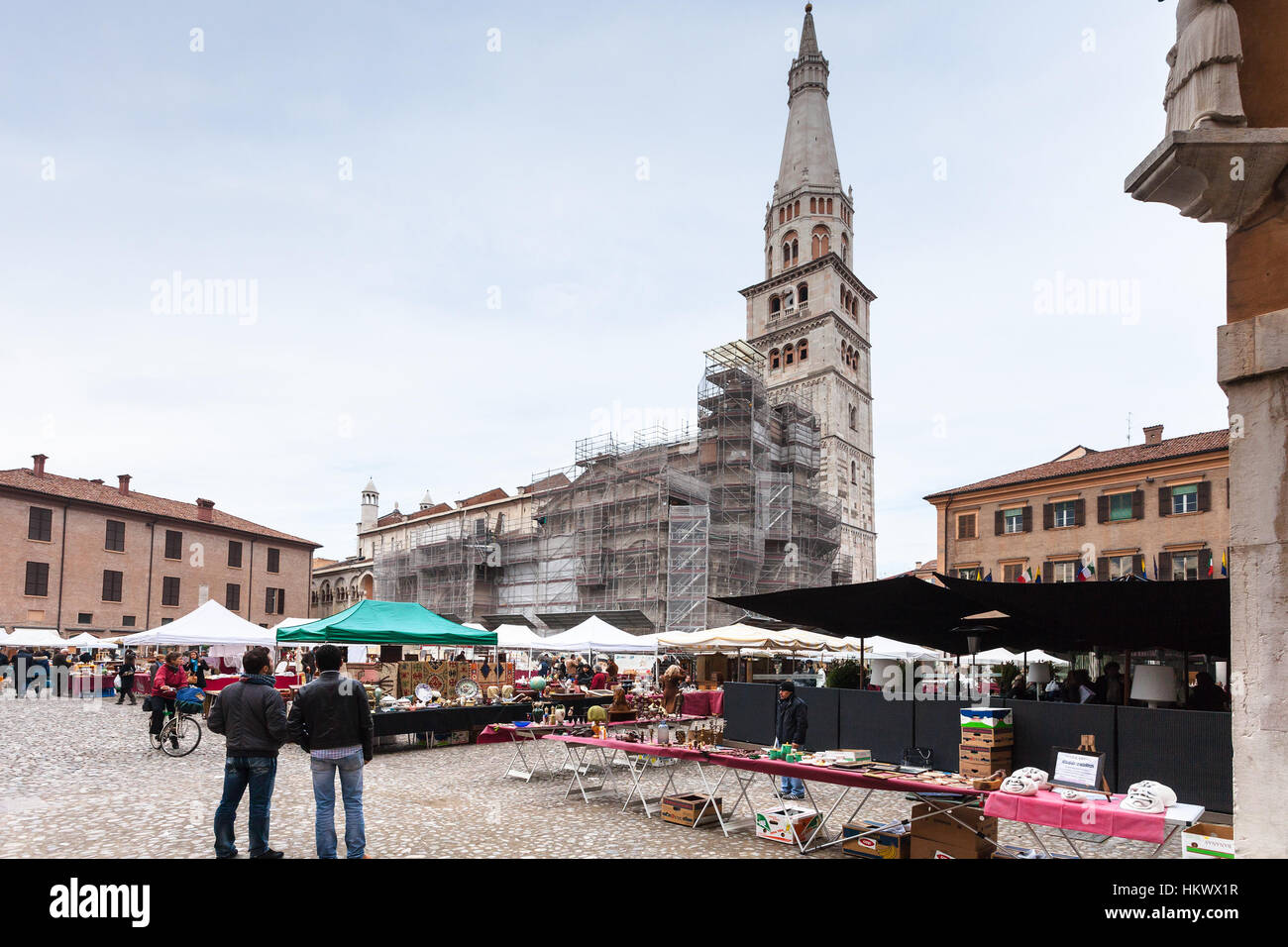 MODENA, ITALIE - 3 NOVEMBRE 2012 : les gens sur le marché de plein air sur la Piazza Grande et de la cathédrale de la ville de Modena. La cathédrale actuelle fut consacrée par Pop Banque D'Images