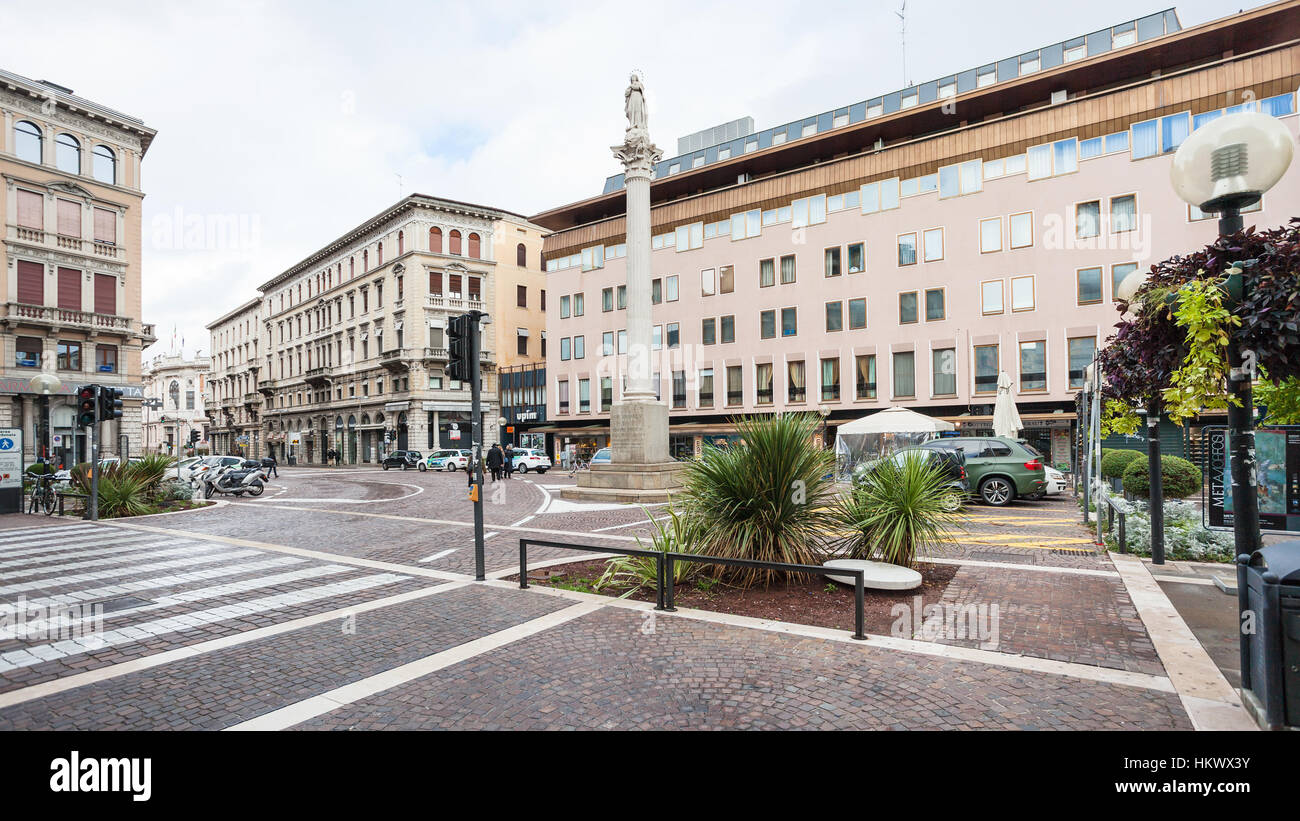 Padoue, Italie - 1 novembre, 2012 : Piazza Garibaldi avec Madonna dei Noli colonne dans la ville de Padoue. Le monument a été érigé ici en 1954 Banque D'Images