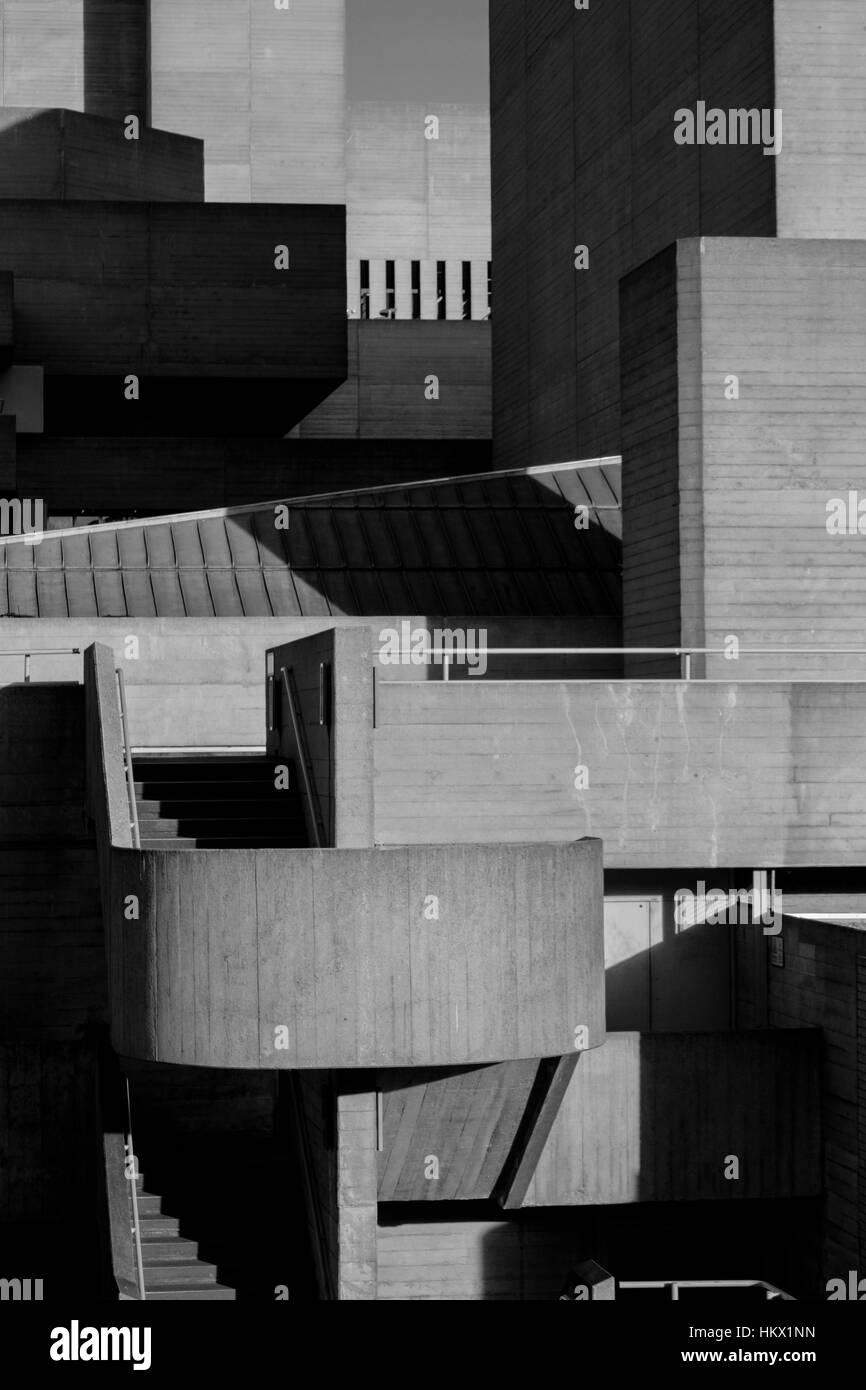 Photographie architecturale londonienne en noir et blanc : vue latérale du Royal National Theatre de Londres, conçu par Denys Lasdun. Banque D'Images