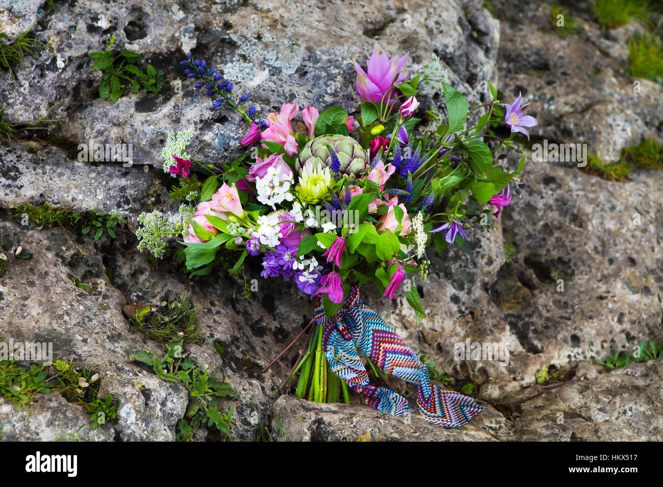Bouquet de mariage rustique de fleurs colorées, et les succulentes artichok Banque D'Images Bouquet de mariage rustique de fleurs colorées, et les succulentes artichok Banque D'Images