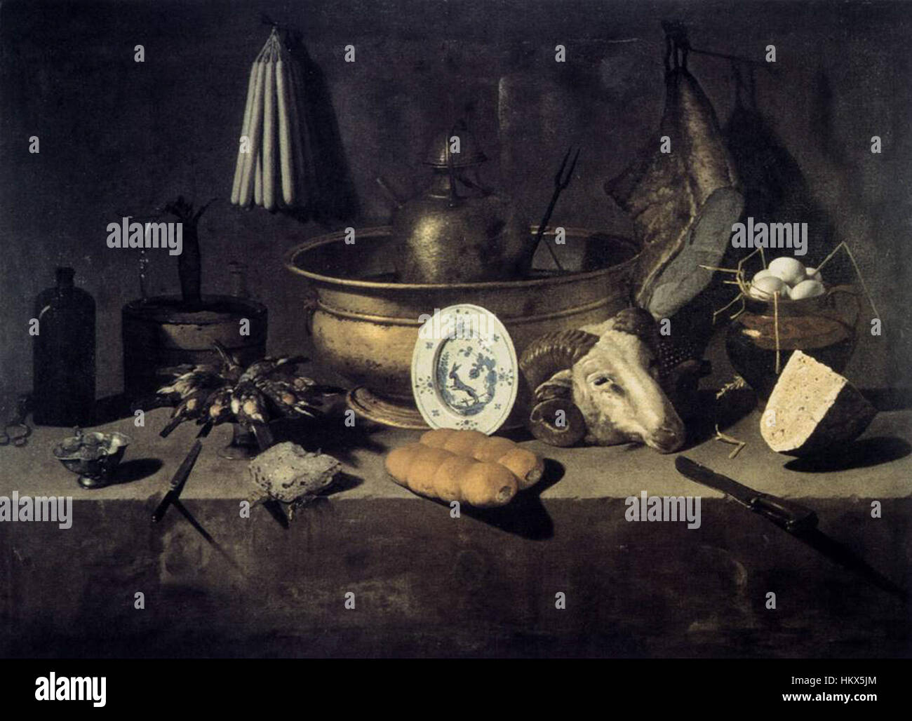 'Nature morte avec une tête de RAM' de Giovan Battista Recco présente une représentation détaillée et réaliste d'une tête de bélier entourée de divers éléments, mettant en valeur la maîtrise de l'artiste dans la peinture de nature morte avec des couleurs vibrantes et des détails précis. Banque D'Images