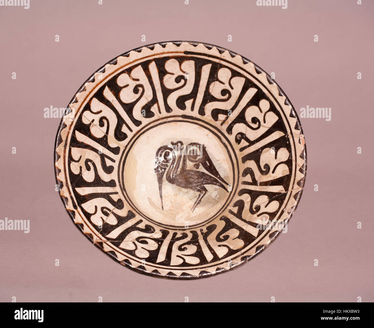 Ce bol arbore un motif oiseau, mettant en valeur un savoir-faire complexe et des détails fins. La pièce est un exemple notable d'œuvres d'art antiques, reflétant l'art culturel dans son style décoratif. Banque D'Images