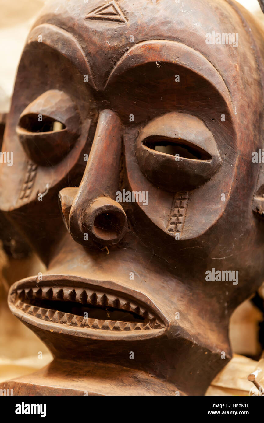 Le Masai Mara, Kenya - 03 janvier : sculptures, masques pour les cérémonies à la boutique de souvenirs pour touristes 3 janvier 2013 dans le Masai Mara, Kenya, des masques en bois. Banque D'Images