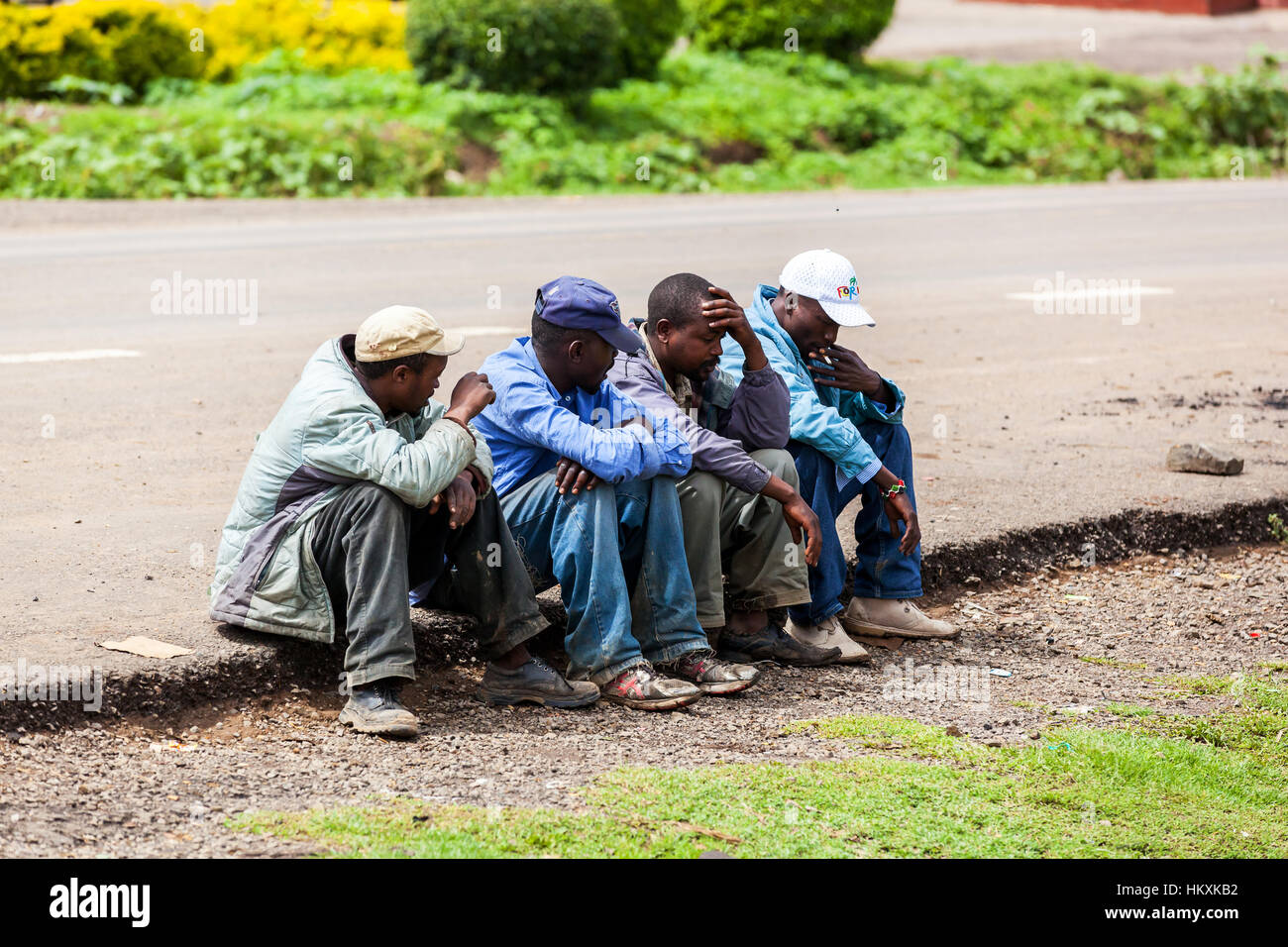 Nairobi, Kenya 31 Décembre 2012 : des hommes, des femmes et des enfants près de la voiture de carburant Banque D'Images