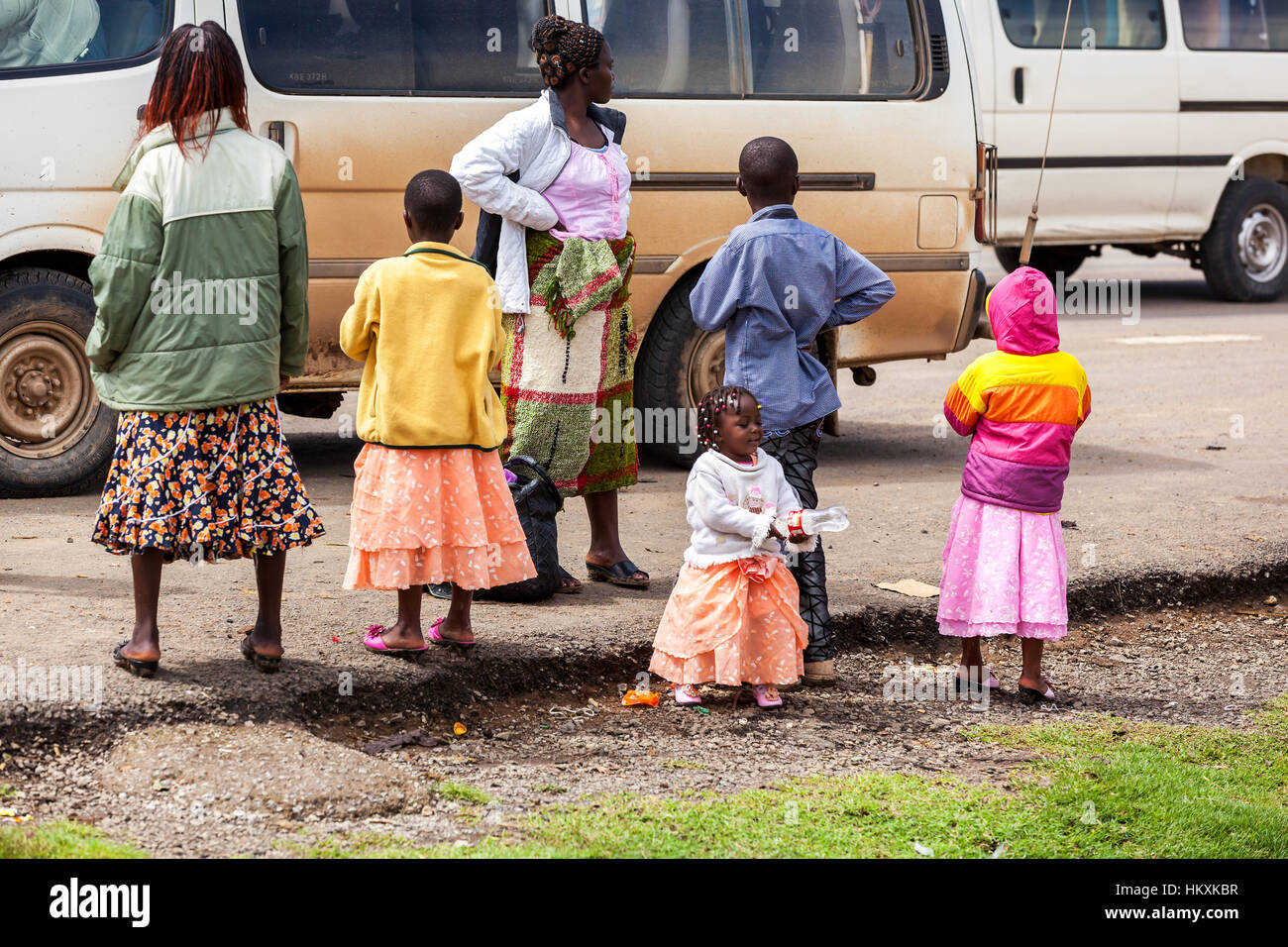 Nairobi, Kenya 31 Décembre 2012 : des hommes, des femmes et des enfants près de la voiture de carburant Banque D'Images
