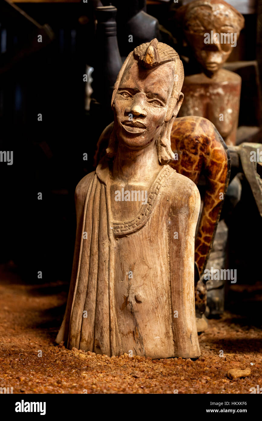 Le Masai Mara, Kenya - 03 janvier : sculptures, masques pour les cérémonies à la boutique de souvenirs pour touristes 3 janvier 2013 dans le Masai Mara, Kenya, des masques en bois. Banque D'Images