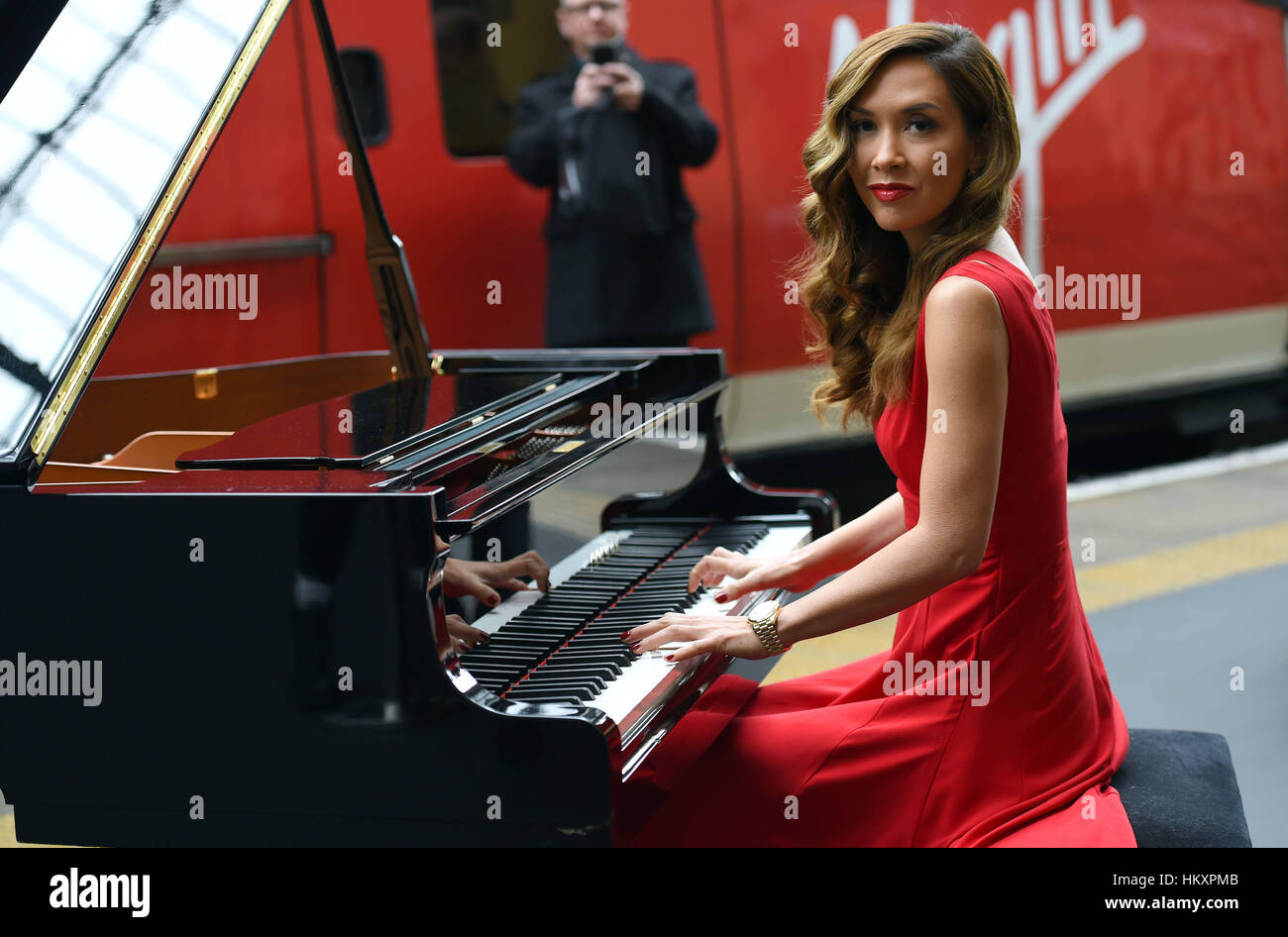 Myleene Klass donne un concert de piano sur un piano à queue à la gare de  King's Cross, à Londres, pour marquer l'achèvement d'un investissement de  40 millions de livres sterling par