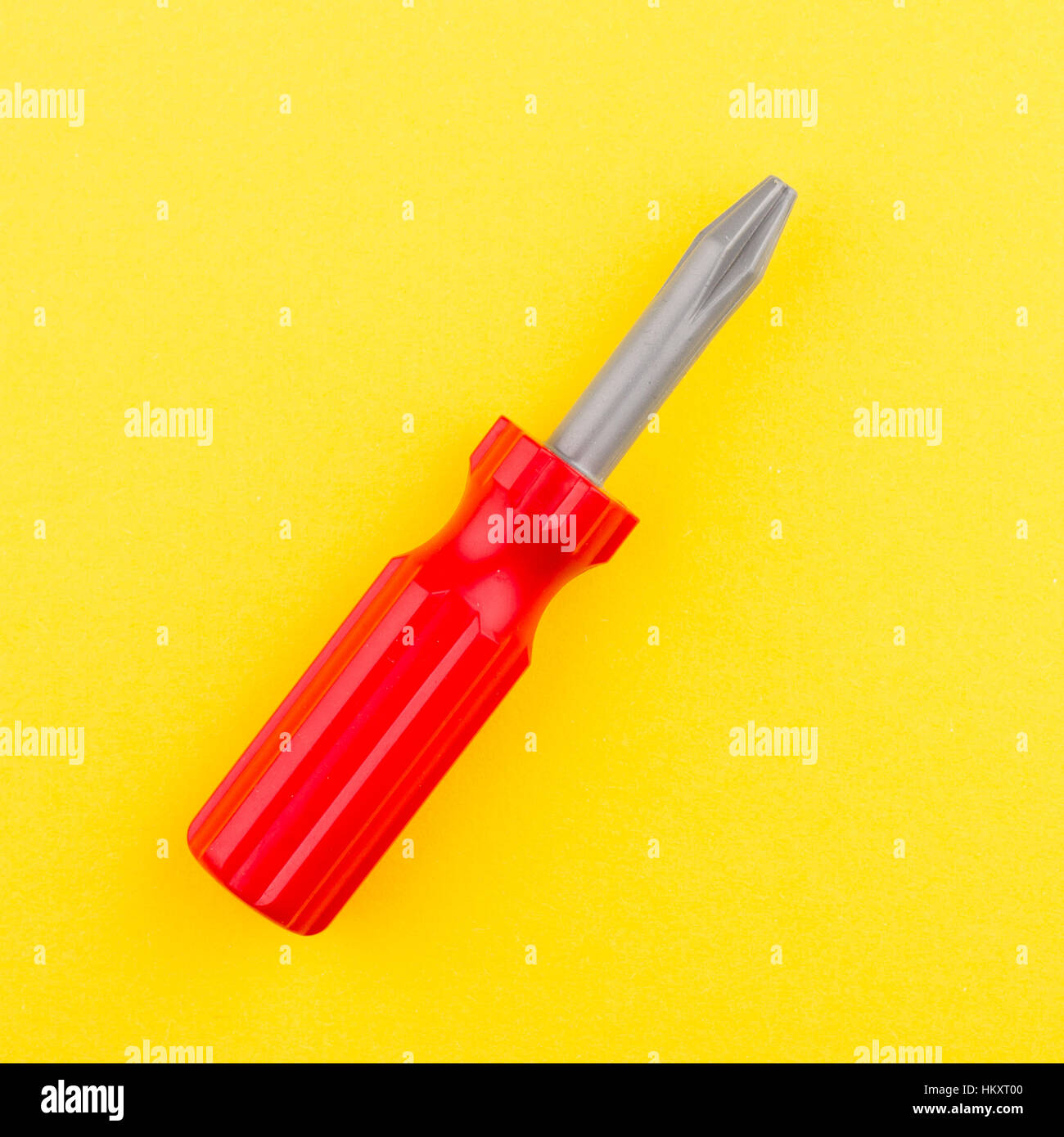 Vue de dessus du jouet en plastique rouge sur fond jaune tournevis Photo  Stock - Alamy