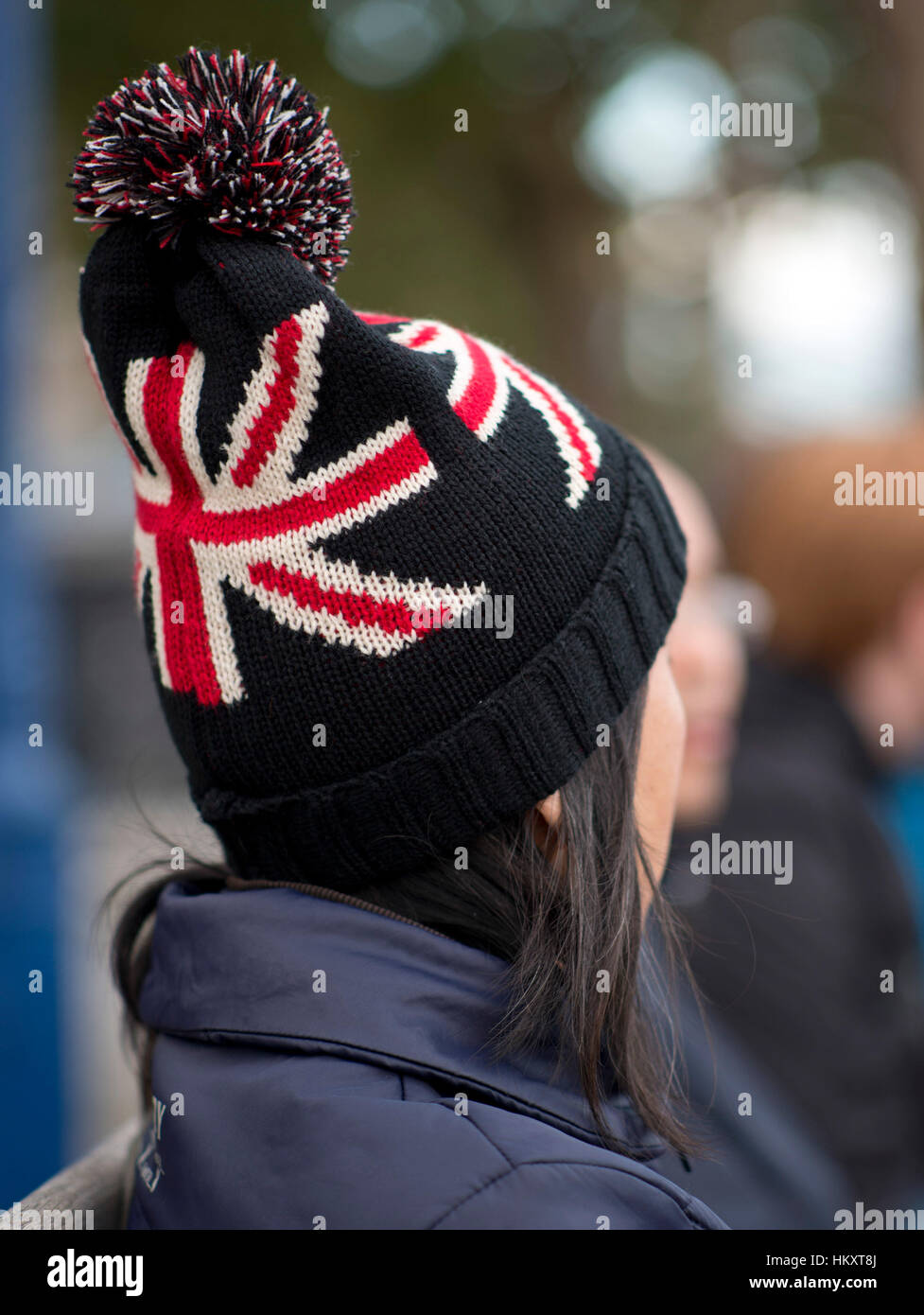 Femme portant un Union Jack bobble hat et veste bleue, London, UK Banque D'Images