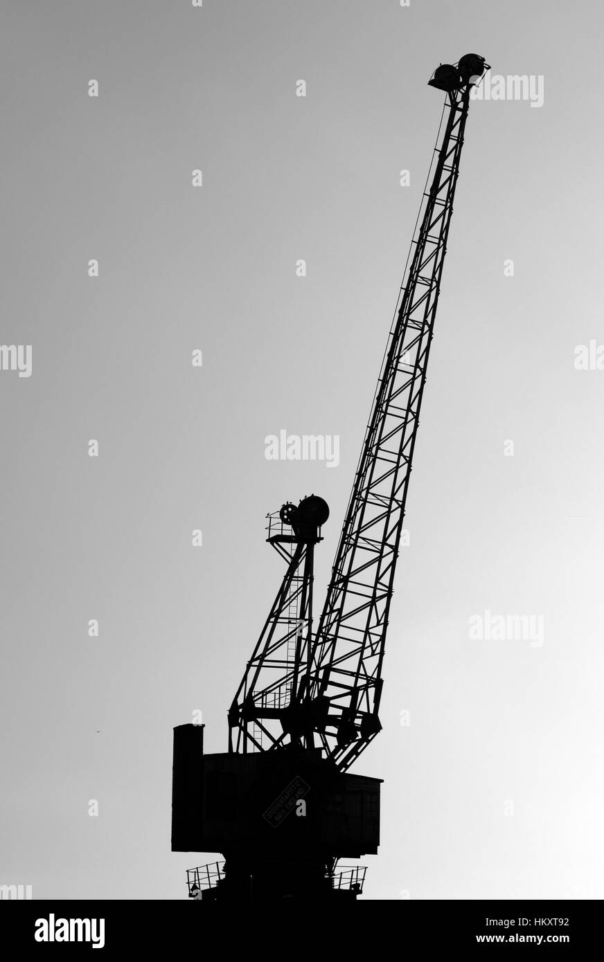 Silhouette d'une grue à Docklands, London, UK Banque D'Images