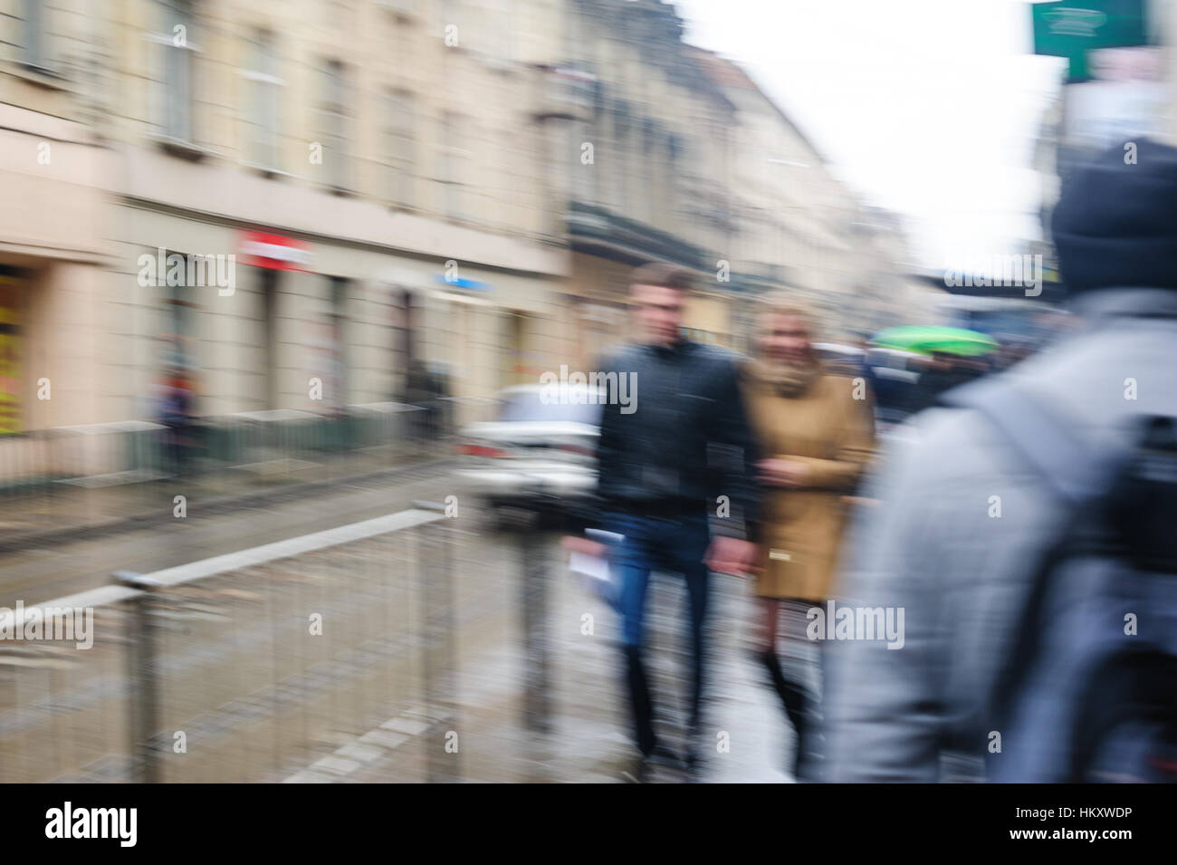 Les gens marchent dans la rue sous la pluie. l'accent floue Banque D'Images