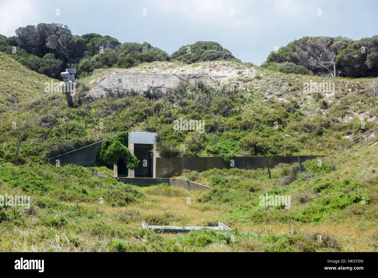 Entrée du tunnel souterrain de la DEUXIÈME GUERRE MONDIALE dans le paysage luxuriant à Rottnest Island en Australie de l'Ouest Banque D'Images