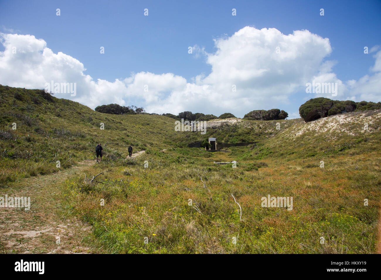 L'île Rottnest,WA,15,2016 Australia-October:Personnes randonnée dans les dunes luxuriantes avec tunnel souterrain à l'entrée en Australie de l'Ouest Rottnest Island Banque D'Images