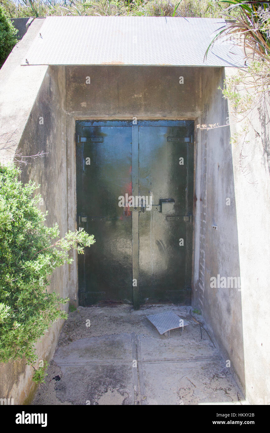 Entrée du tunnel souterrain métallique vert à Oliver Hill installation militaire de la DEUXIÈME GUERRE MONDIALE au Rottnest Island en Australie occidentale. Banque D'Images