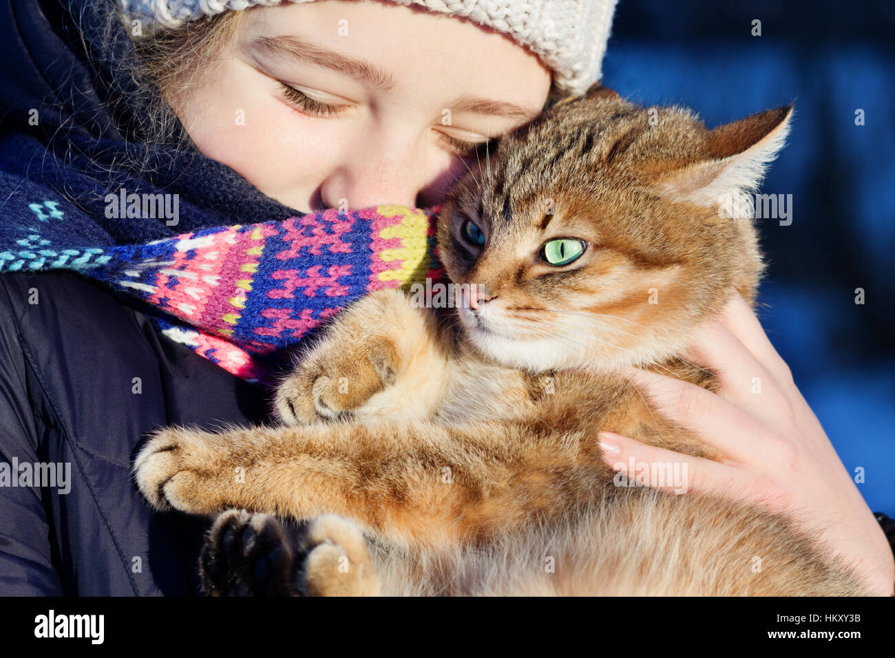 Outdoor portrait of a happy girl holding her red cat.scène d'hiver. Banque D'Images