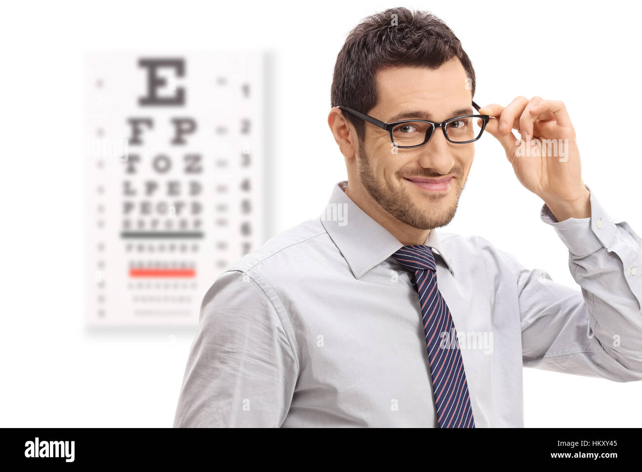 Businessman smiling devant un tableau isolé sur fond blanc Banque D'Images