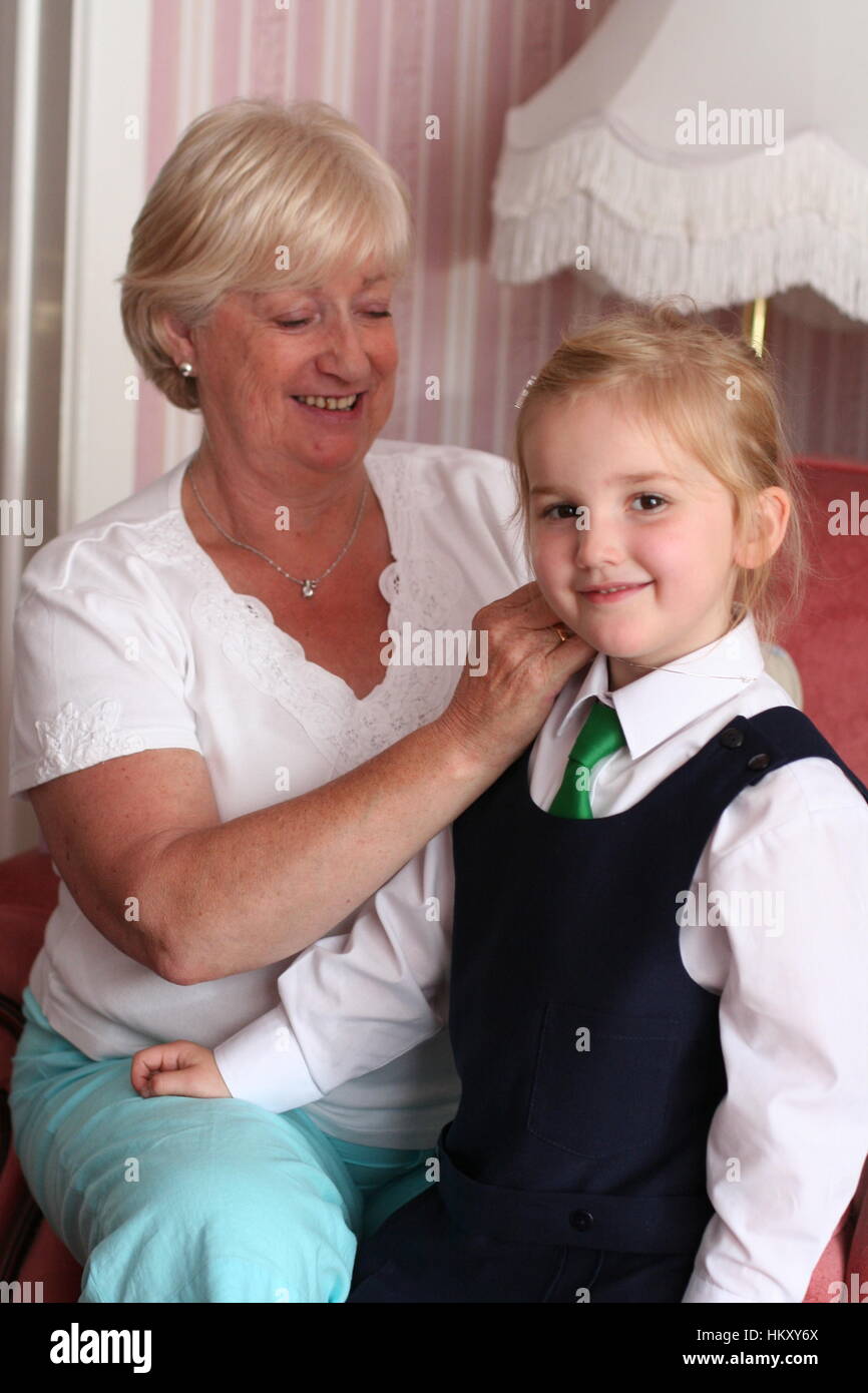 Grand-mère et petite-fille célèbre premier jour à l'école, notion de famille, grands-parents, grands-parents amour concept, première fois, l'amour heureux joie Banque D'Images