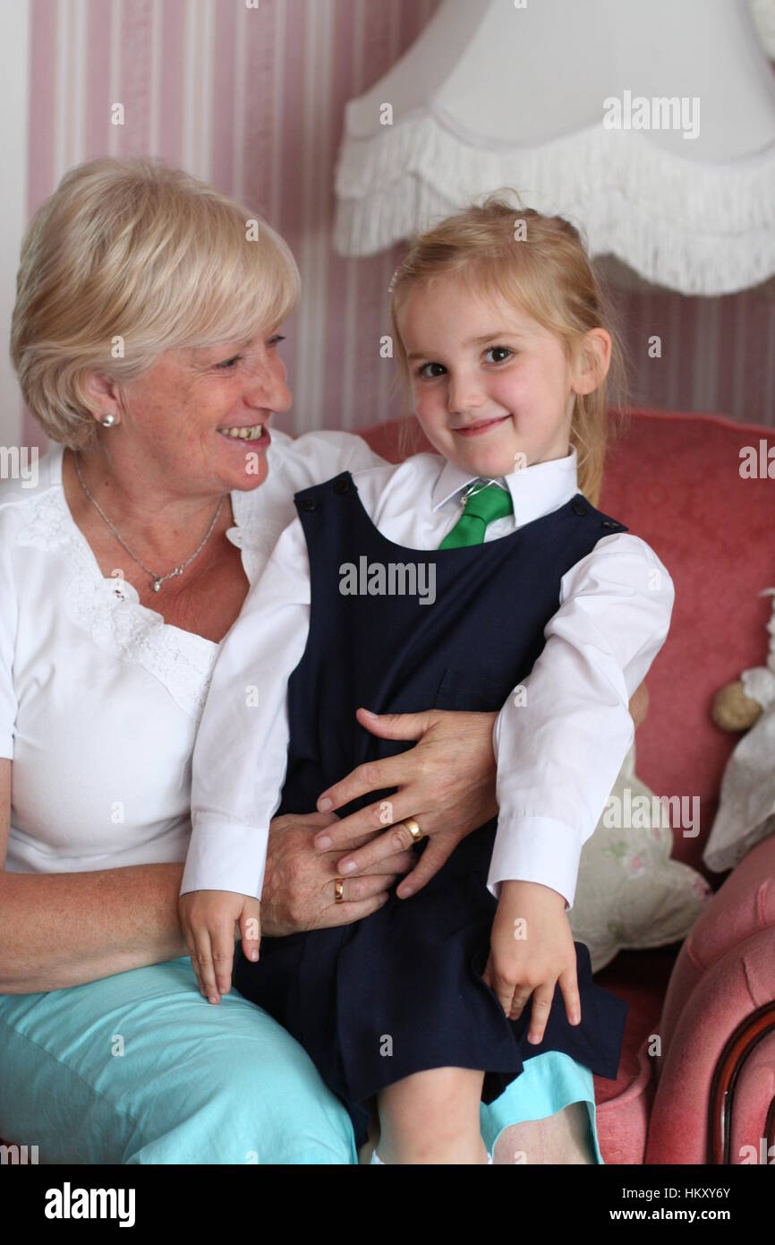 Grand-mère et petite-fille célèbre premier jour à l'école Banque D'Images