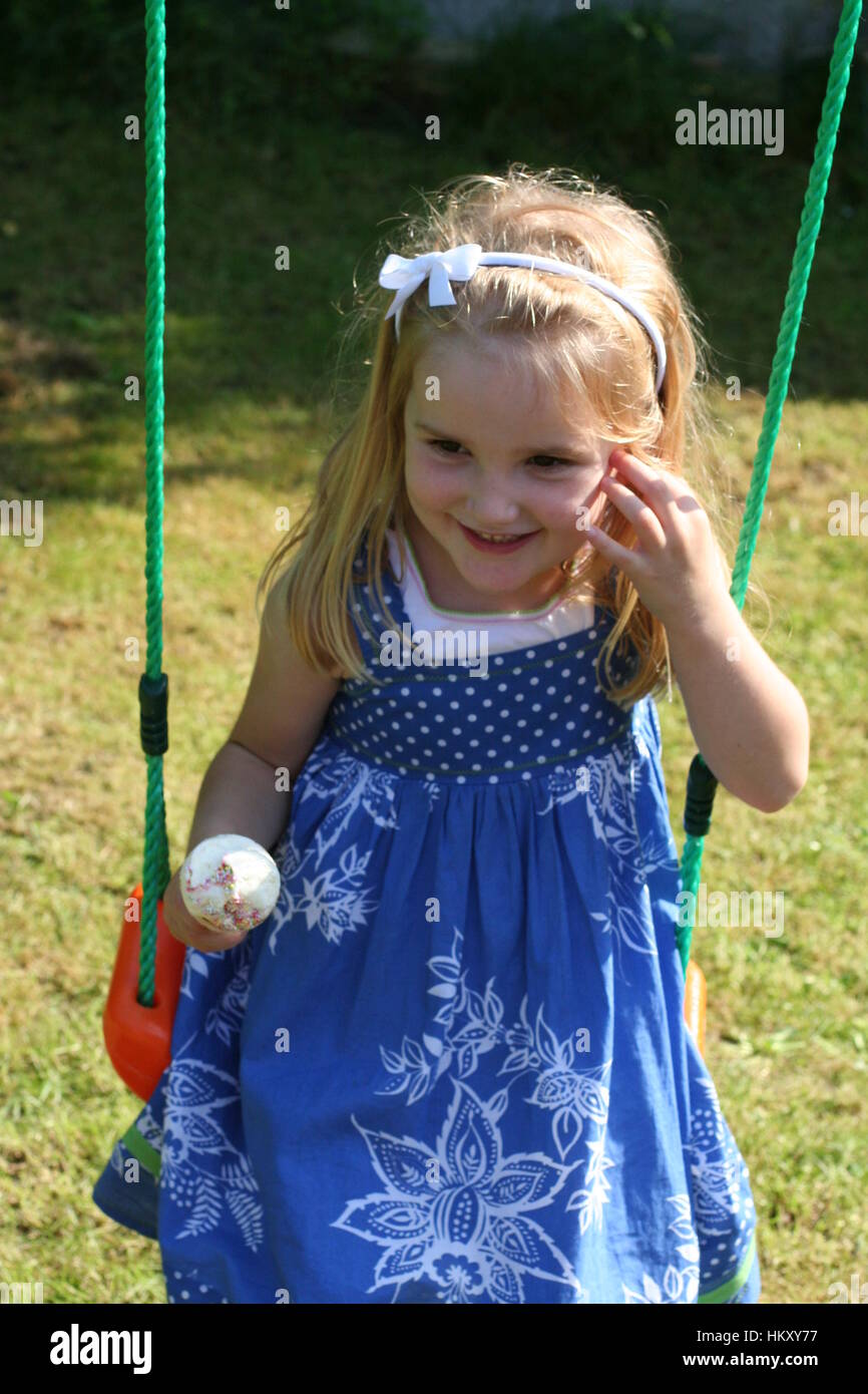 Petite Fille Blonde Yeux Marron Enfant Kid Swing Oscillante Eating Ice Cream Cone Sur Une Journee Ensoleillee D Ete Etes Concept Beau Temps De L Enfant De Sa Vie Photo Stock Alamy Petite Fille Blonde Yeux Marron Enfant Kid Swing Oscillante Eating Ice Cream Cone Sur Une Journee Ensoleillee D Ete Etes Concept Beau Temps De L Enfant De Sa Vie Photo Stock Alamy