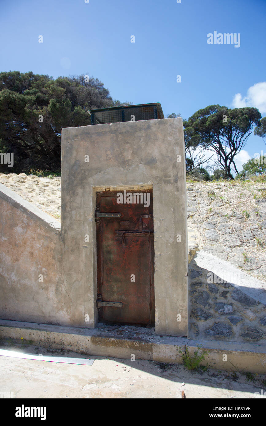 Porte en bois à l'extérieur en béton à l'installation militaire de la DEUXIÈME GUERRE MONDIALE à Bickley Point à Oliver Hill au Rottnest Island en Australie occidentale. Banque D'Images