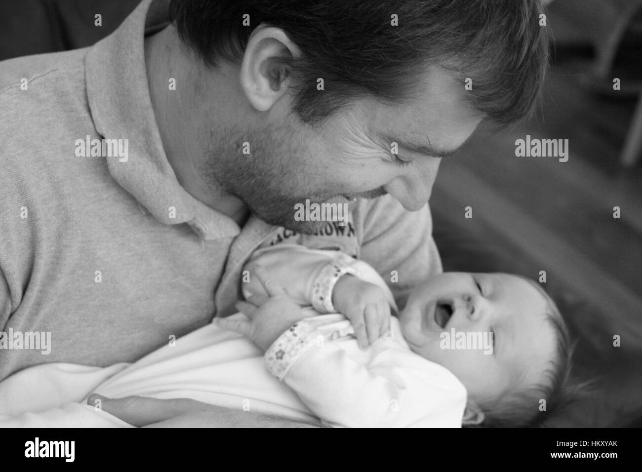 Close up d'un père ,Papa tenant son bébé nouveau-né fille, enfant kid père fille concept Banque D'Images