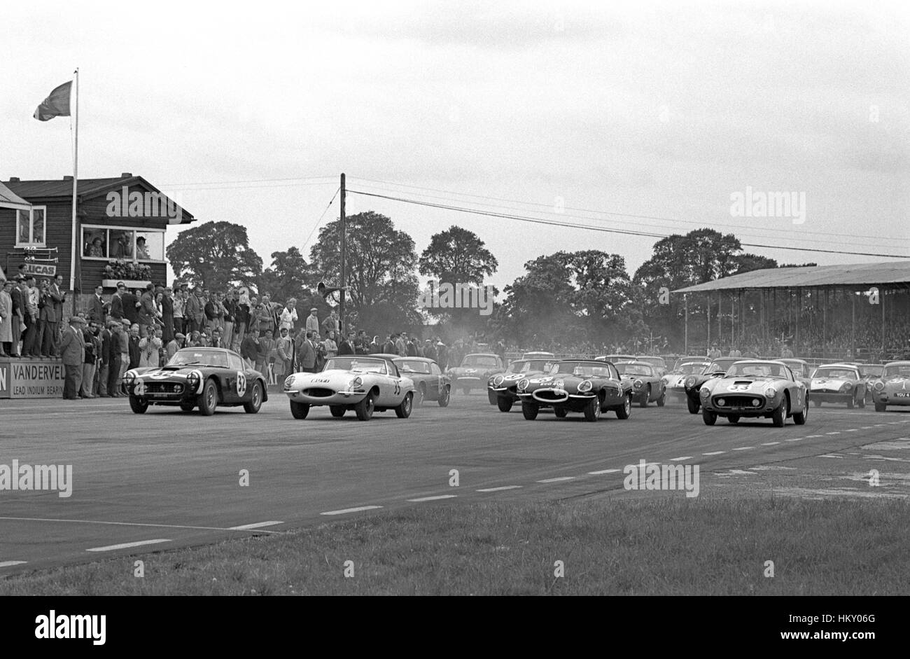 1961 Ferrari 250 GTs et Jaguar Type E Commencer British Empire Trophy Silverstone Début GG Banque D'Images