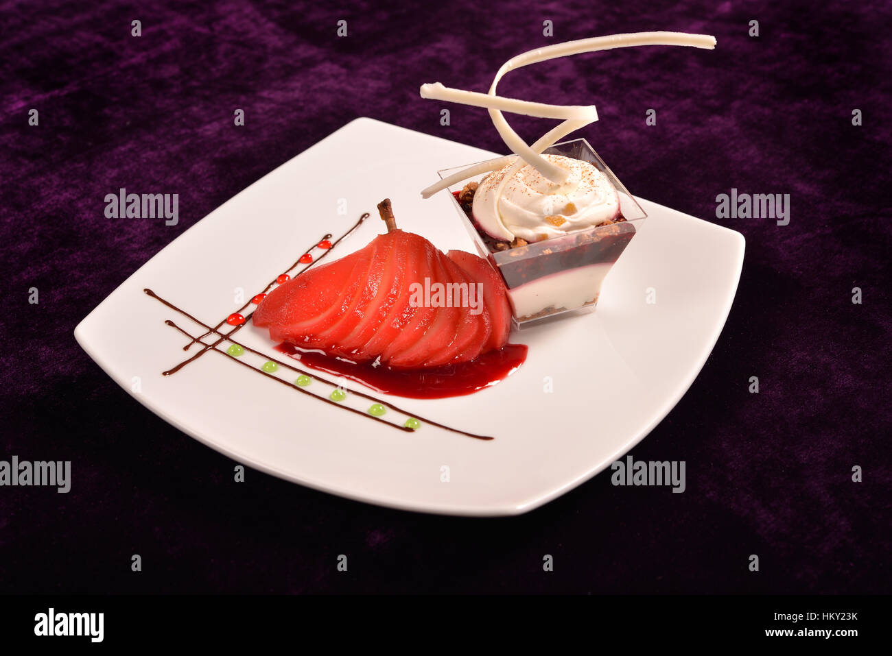 Dessert plaqué avec confit de poires en porcelaine blanche plaque. Restaurant menu Banque D'Images