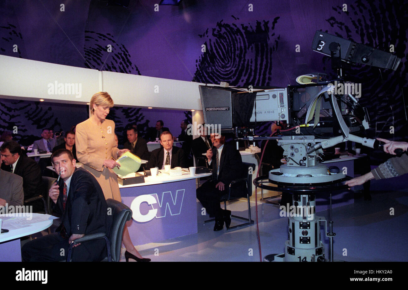 La diffusion de programme de télévision Crimewatch présentateur avec Jill Dando - Mardi 23 Février 1999 Banque D'Images