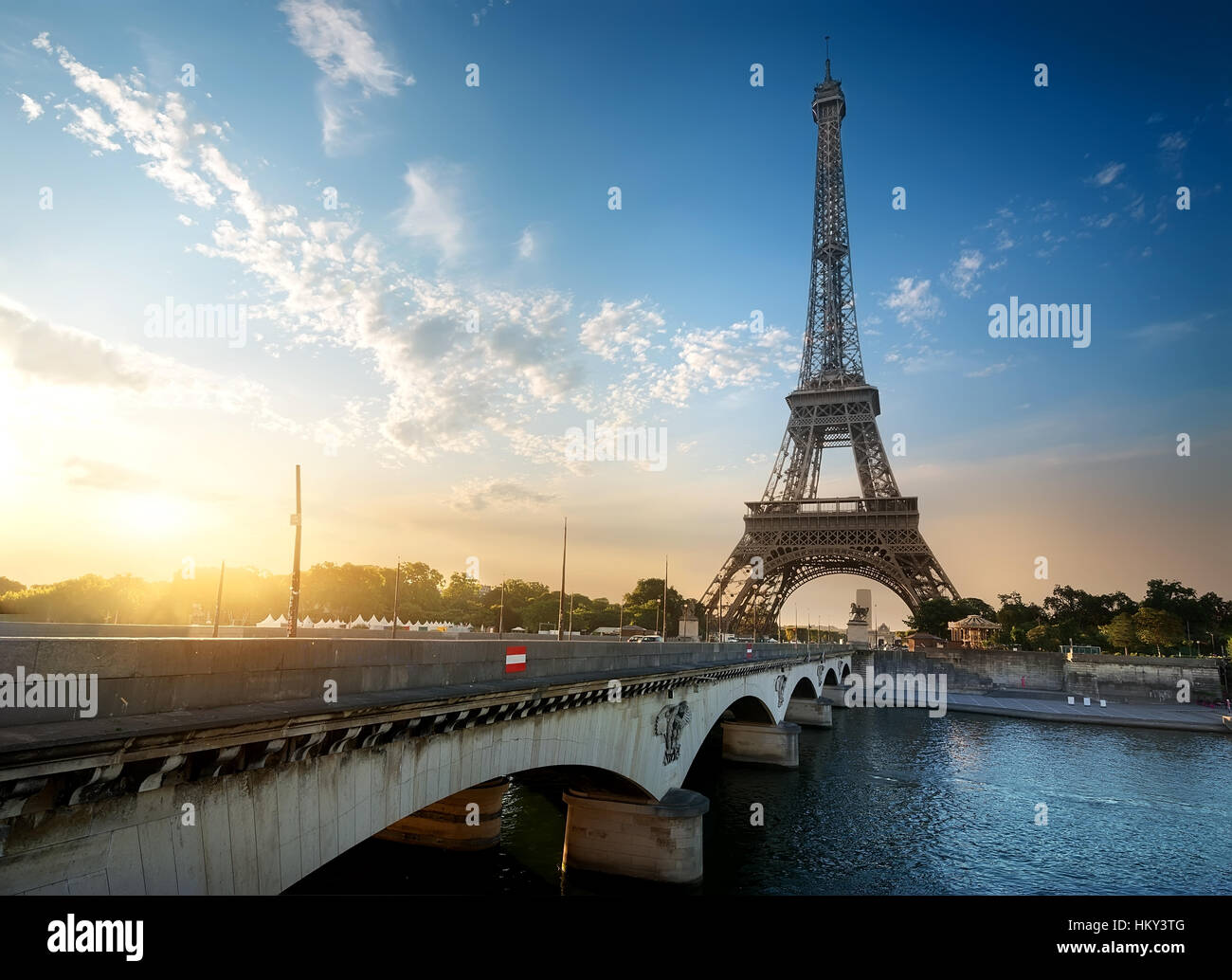 La Tour Eiffel et le pont Iena sur la Seine à Paris, France Banque D'Images