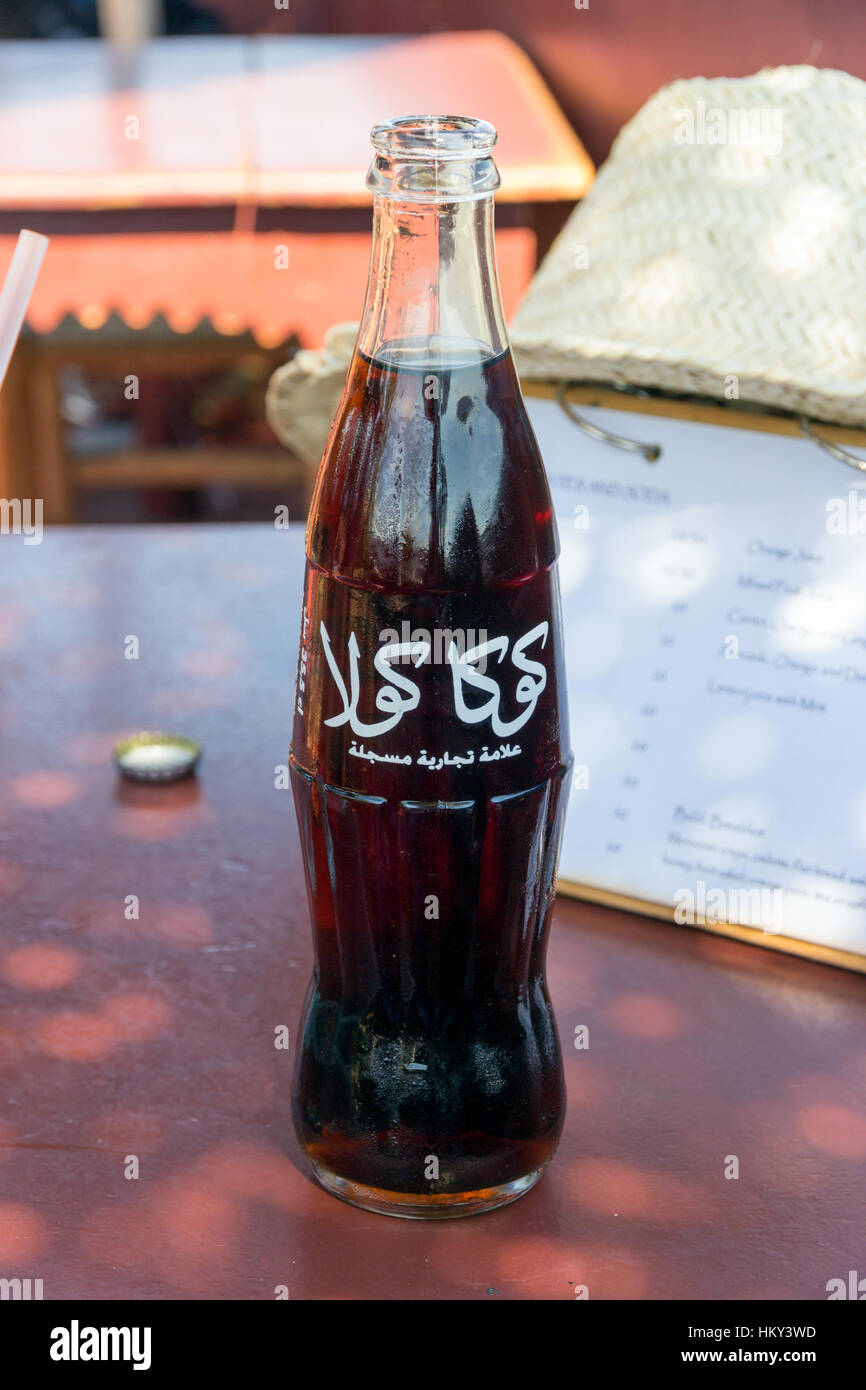 MARRAKECH MAROC - 29 Apr 2016 : bouteille de Coca-Cola classique avec le logo de l'Arabe. Banque D'Images