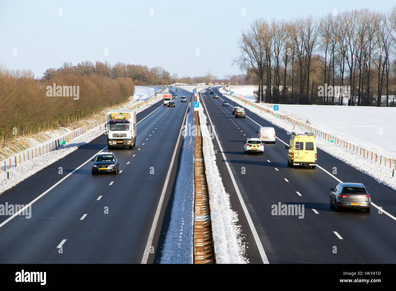 DOESBURG, Pays-Bas - Jan 13, 2017 : le trafic routier sur une journée d'hiver. Banque D'Images